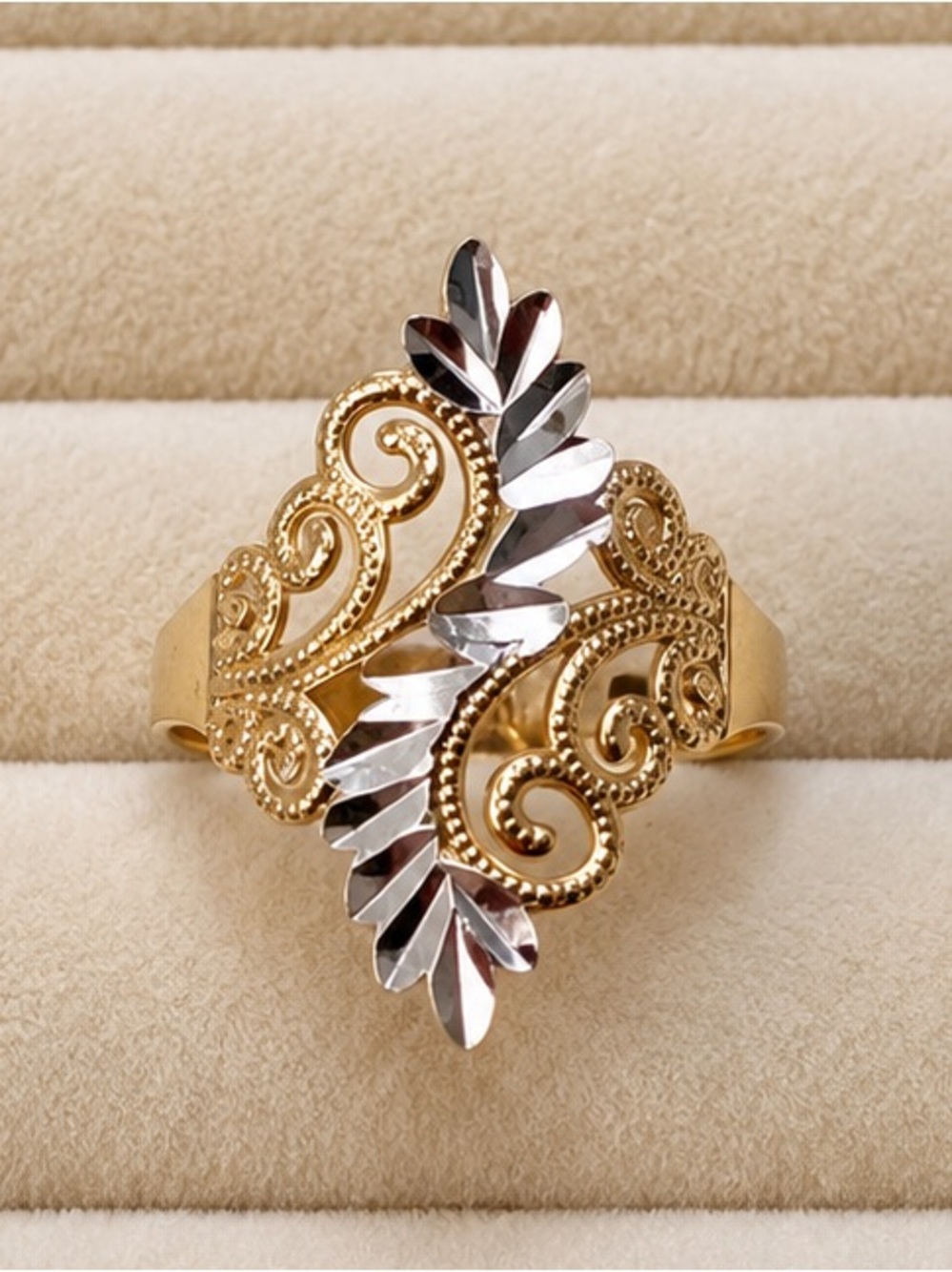 14K Gold Two-Tone Statement Ring
Size 6 – 1.9g